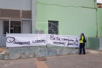 Los afectados por el retraso en el pago de las nóminas municipales exigen cobrar (Foto TA)